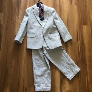 Boys size 6 seersucker suit with clip on tie